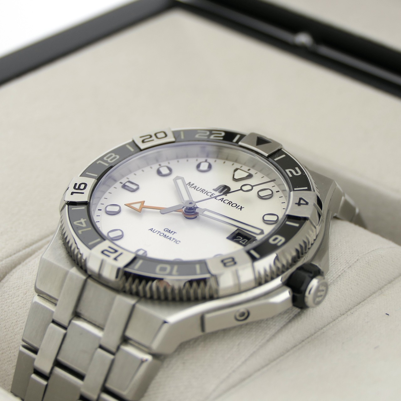 Maurice Lacroix Aikon Automatic Venturer (AI6158-SS00F-130-A) | Schweizer Uhren